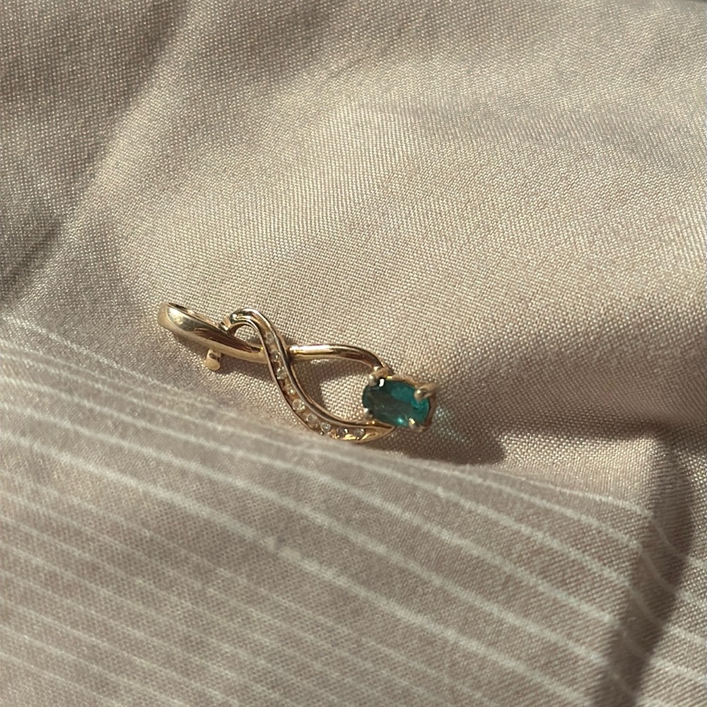 Gorgeous 14k Gold Pendant with Green Emerald Centre stone and Diamonds
